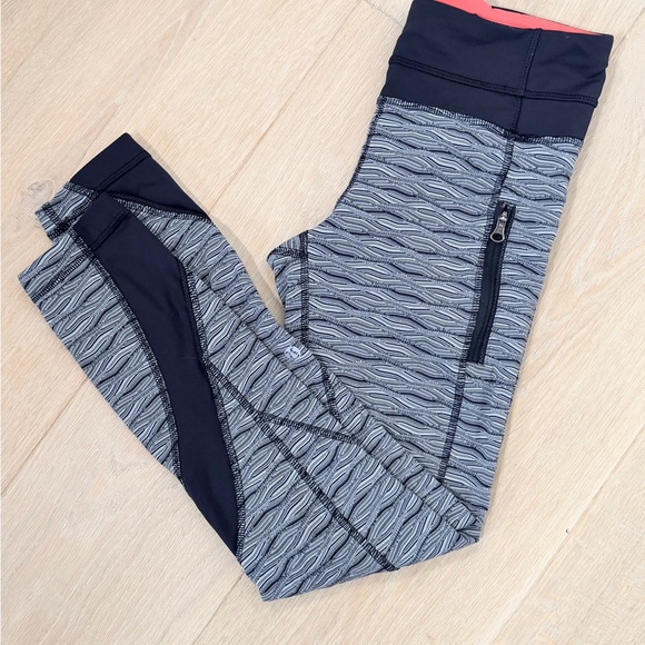 Lululemon Inspire II Tight Legging Black & White Size 4 Like New - Picture 9 of 9